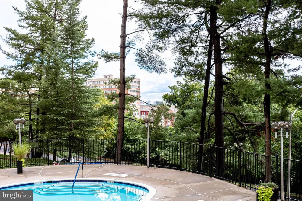 1101 S ARLINGTON RIDGE ROAD #304 Arlington, VA 22202