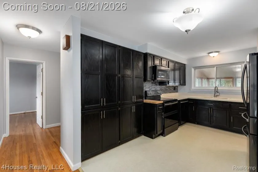 29039 Shirley Avenue Madison Heights City, MI 48071