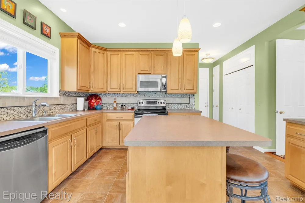 819 Pineridge Avenue Oxford Charter Township, MI 48371