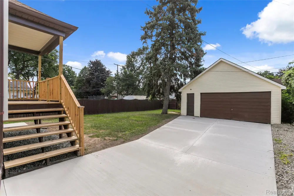 20834 Ardmore Park Drive St Clair Shores City, MI 48081