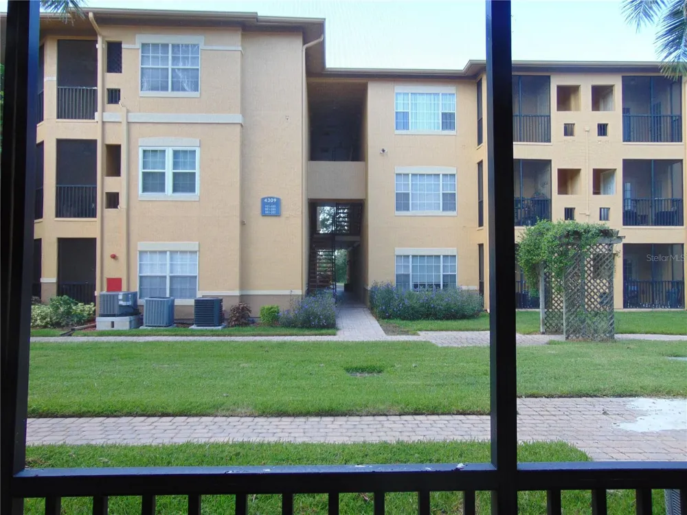 4323 BAYSIDE VILLAGE DRIVE #102 Tampa, FL 33615