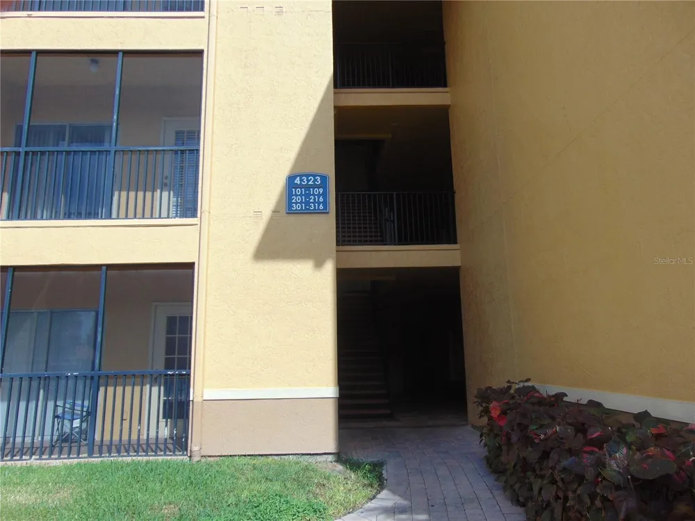 4323 BAYSIDE VILLAGE DRIVE #102 Tampa, FL 33615