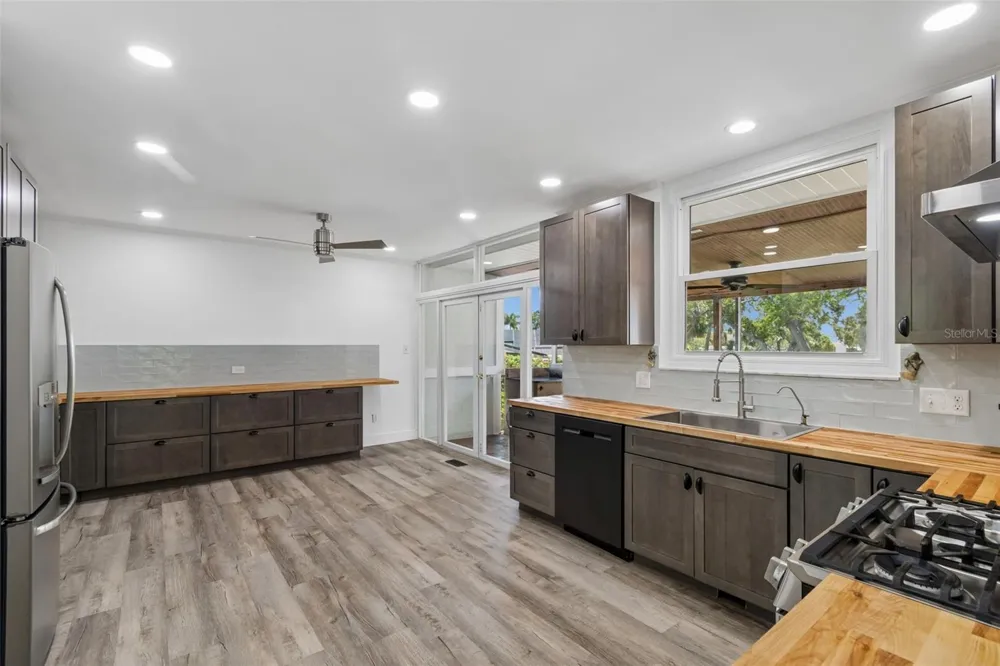 904 BAYSHORE DRIVE Tarpon Springs, FL 34689