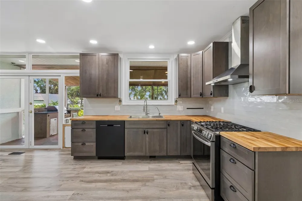 904 BAYSHORE DRIVE Tarpon Springs, FL 34689