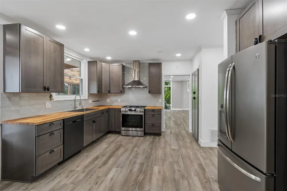 904 BAYSHORE DRIVE Tarpon Springs, FL 34689