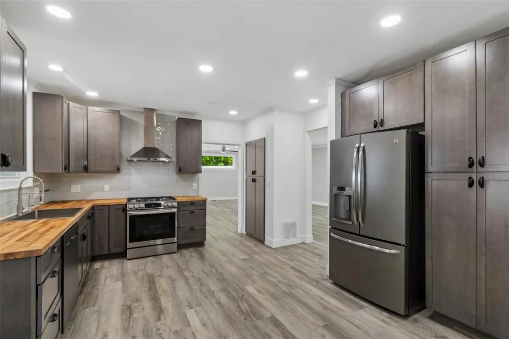 904 BAYSHORE DRIVE Tarpon Springs, FL 34689