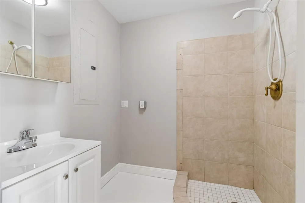904 BAYSHORE DRIVE Tarpon Springs, FL 34689