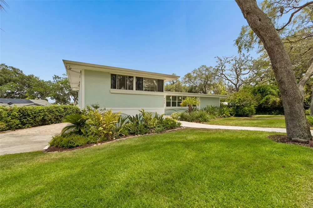 904 BAYSHORE DRIVE Tarpon Springs, FL 34689