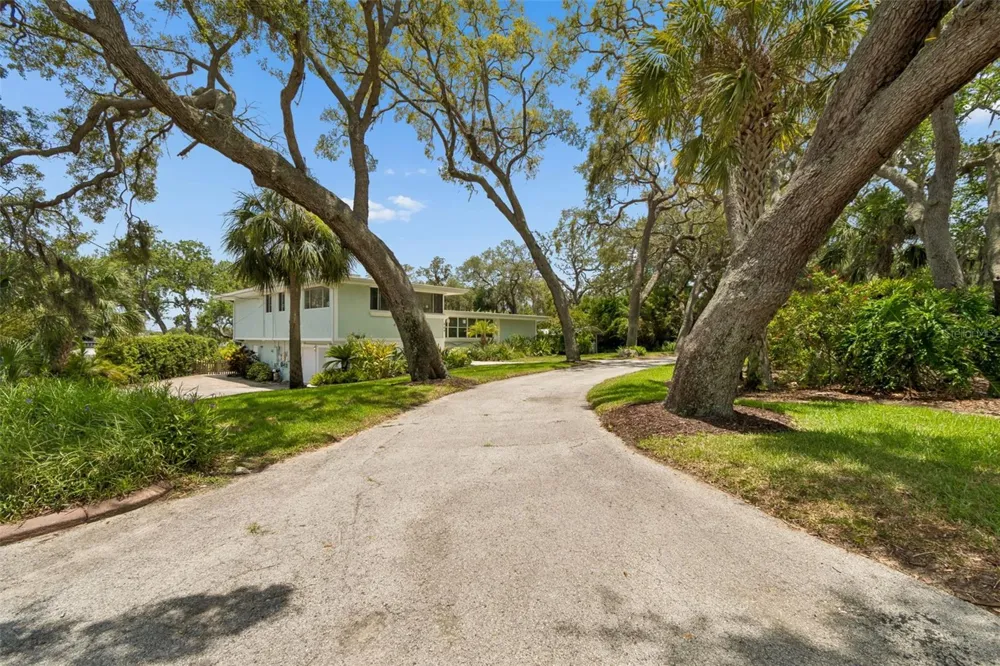 904 BAYSHORE DRIVE Tarpon Springs, FL 34689