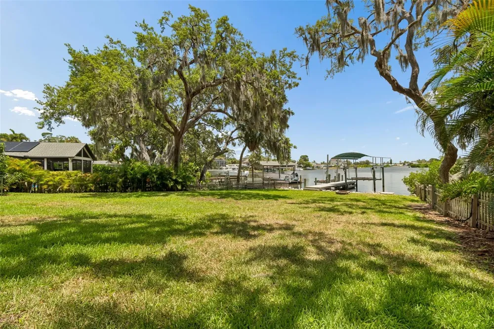 904 BAYSHORE DRIVE Tarpon Springs, FL 34689