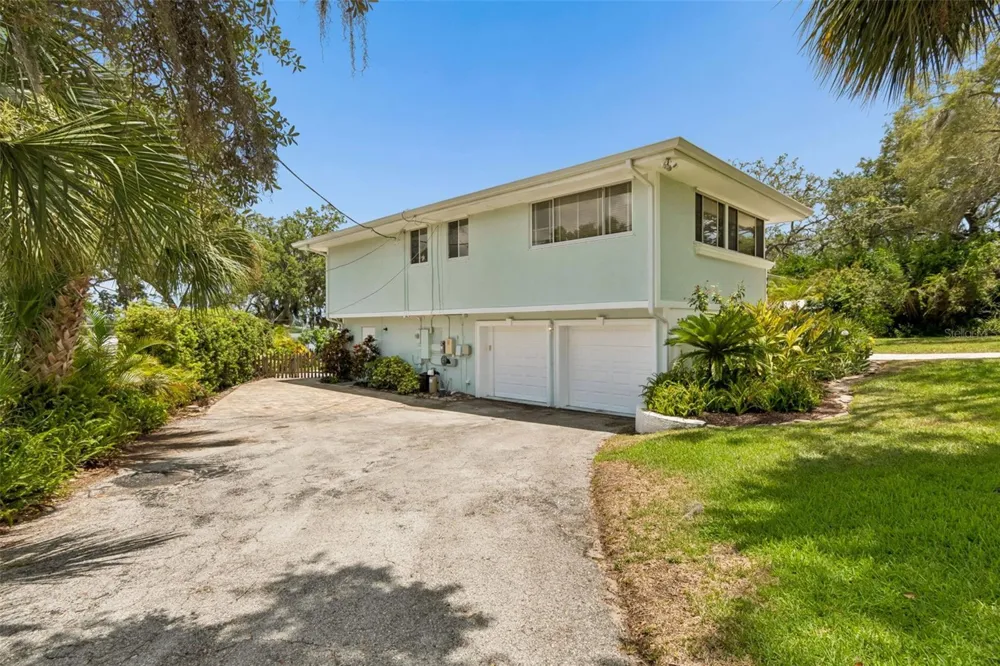 904 BAYSHORE DRIVE Tarpon Springs, FL 34689