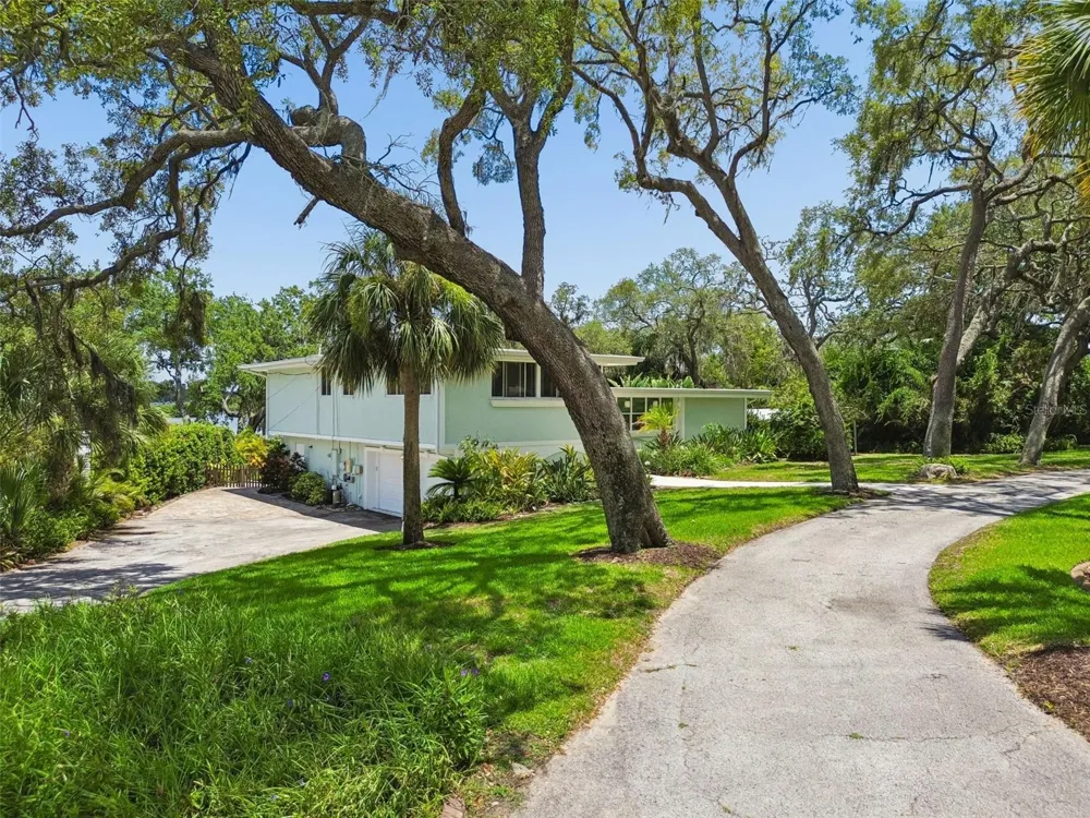 904 BAYSHORE DRIVE Tarpon Springs, FL 34689