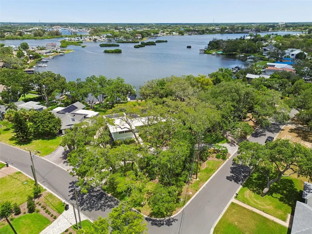 904 BAYSHORE DRIVE Tarpon Springs, FL 34689
