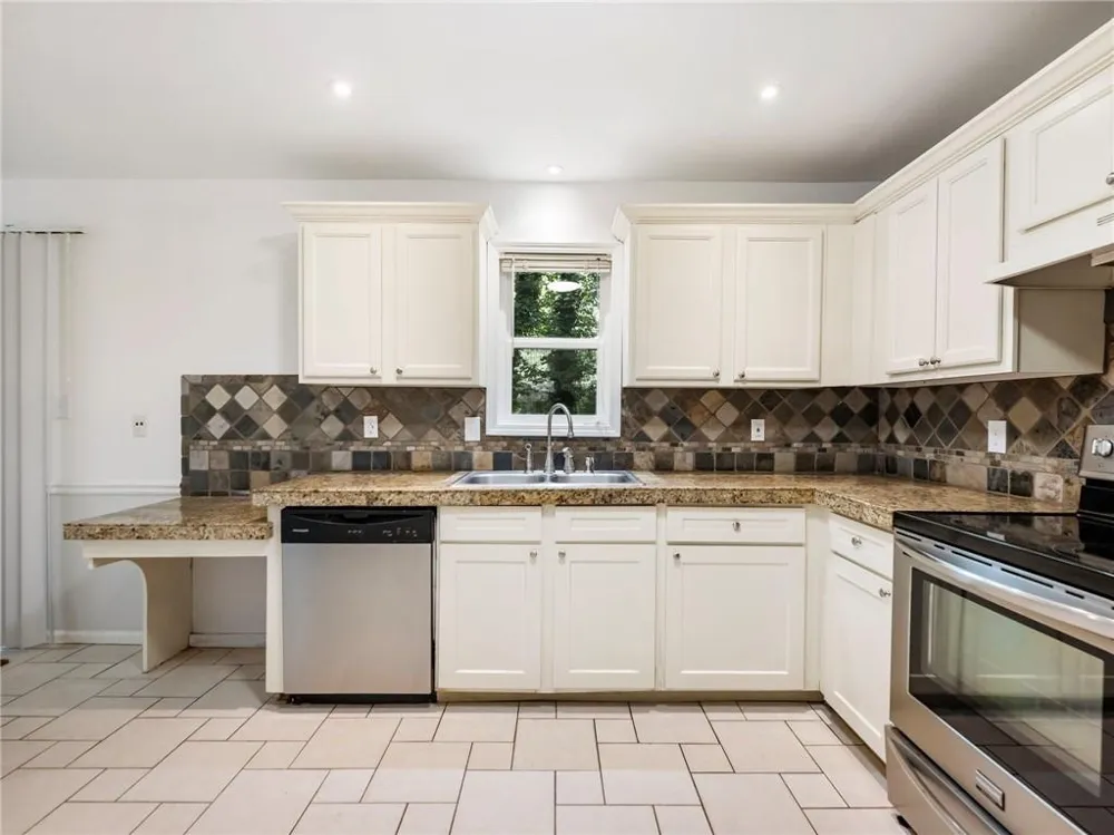 2136 Valley Oaks Drive SE Smyrna, GA 30080