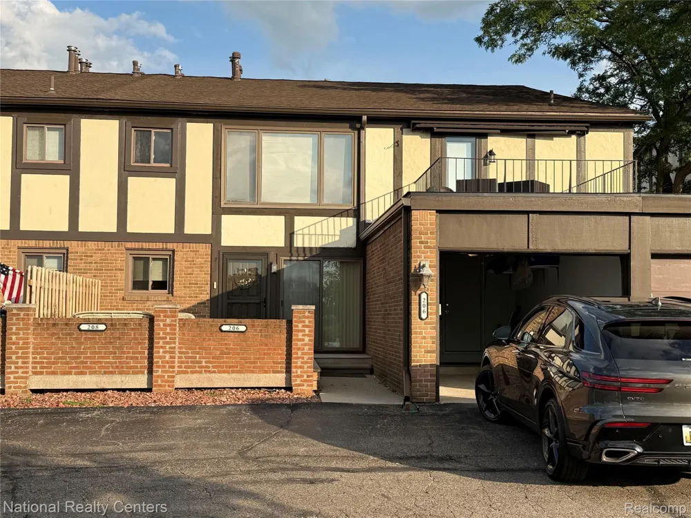 206 Country Club Drive St Clair Shores City, MI 48082