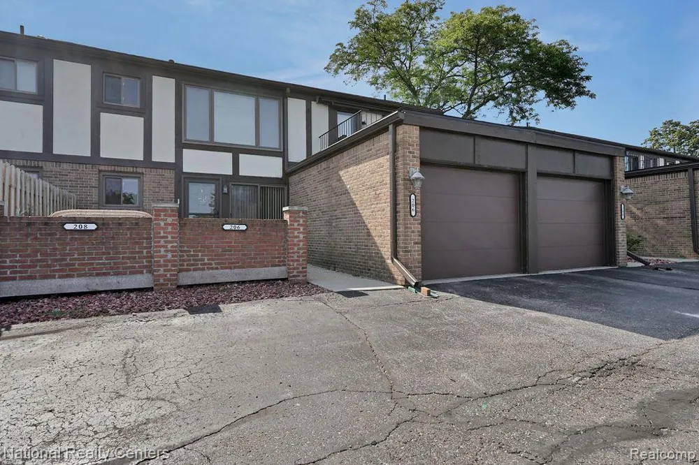206 Country Club Drive St Clair Shores City, MI 48082