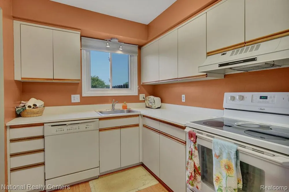 206 Country Club Drive St Clair Shores City, MI 48082