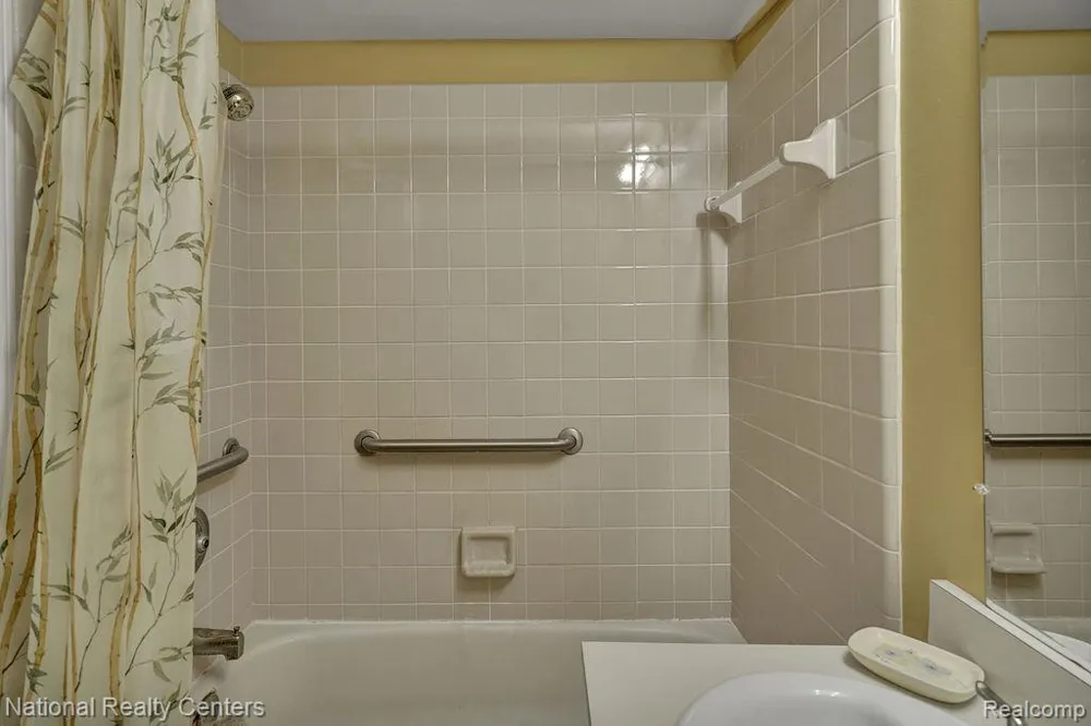 206 Country Club Drive St Clair Shores City, MI 48082