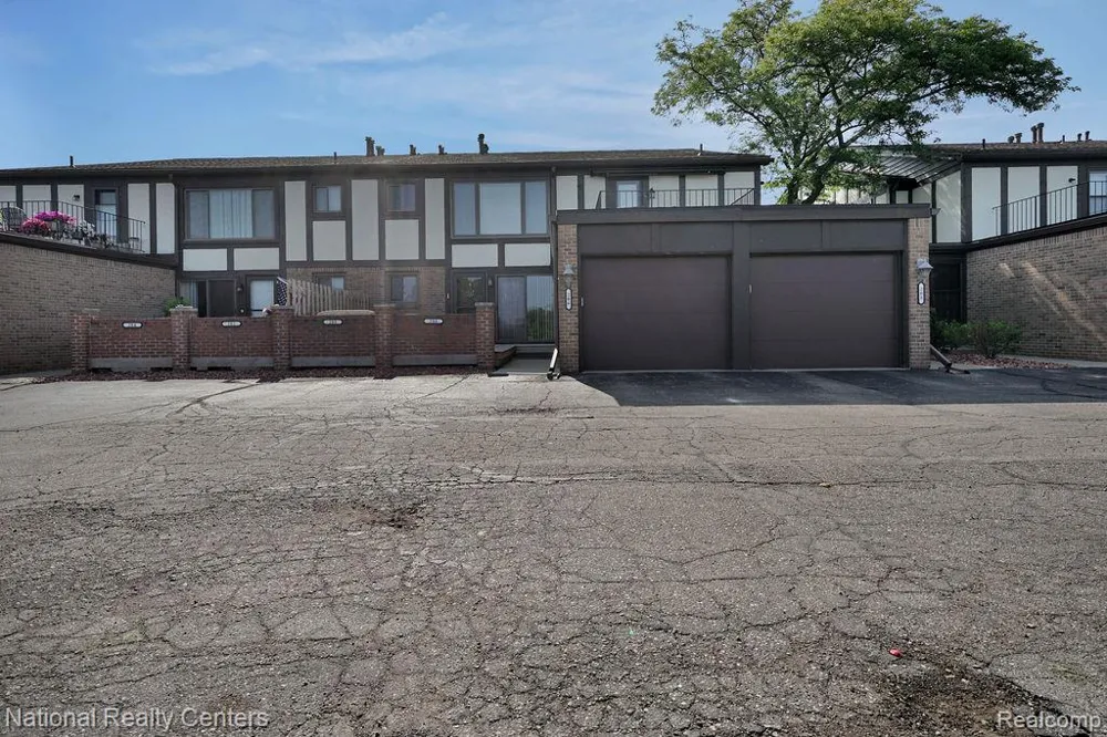206 Country Club Drive St Clair Shores City, MI 48082