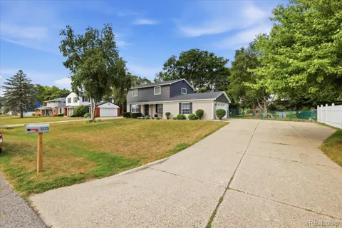 3225 Golfhill Drive
