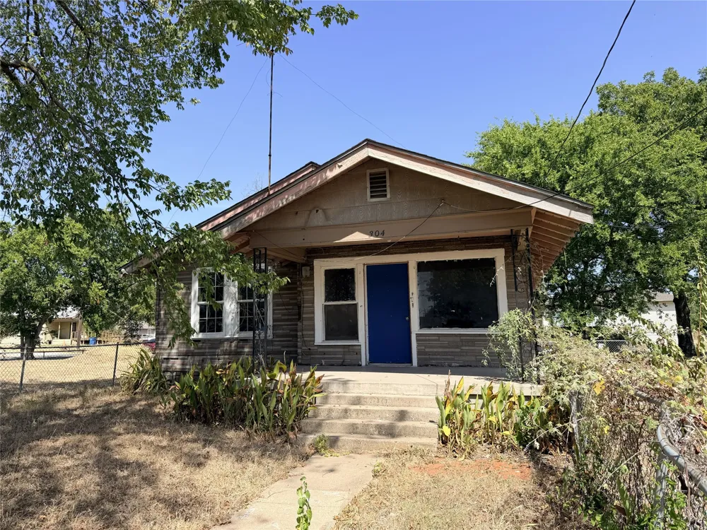 304 E 1st Avenue Corsicana, TX 75110