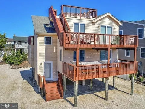 11 W ESSEX AVENUE