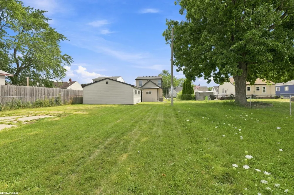 28751 Maple Street Roseville City, MI 48066