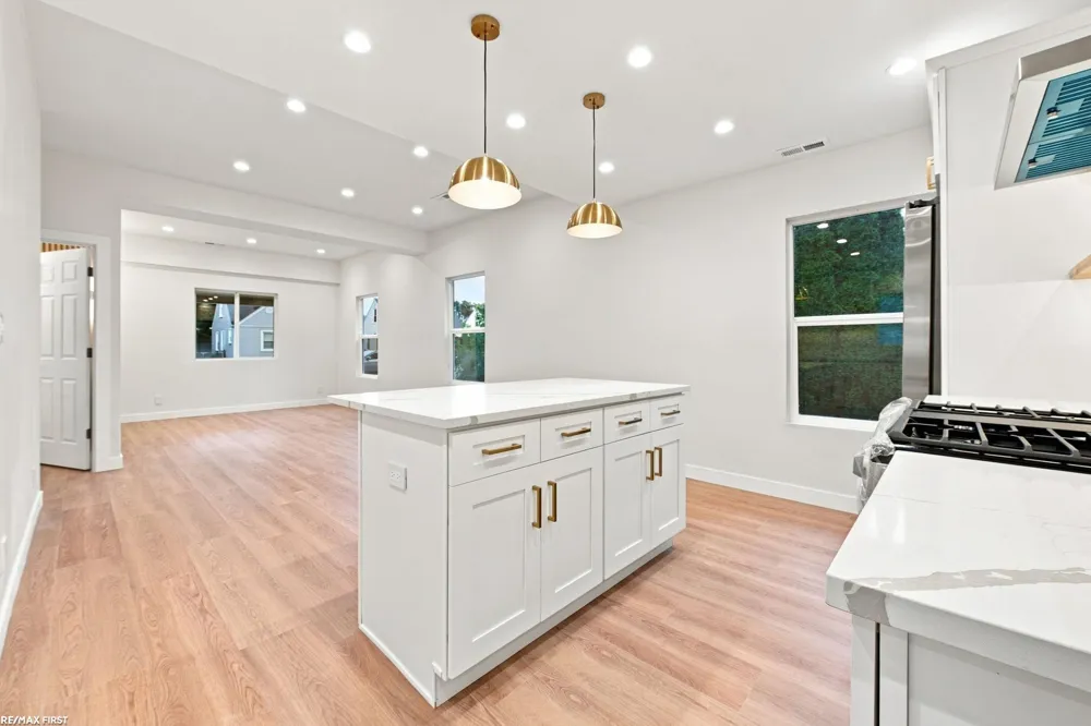 28751 Maple Street Roseville City, MI 48066