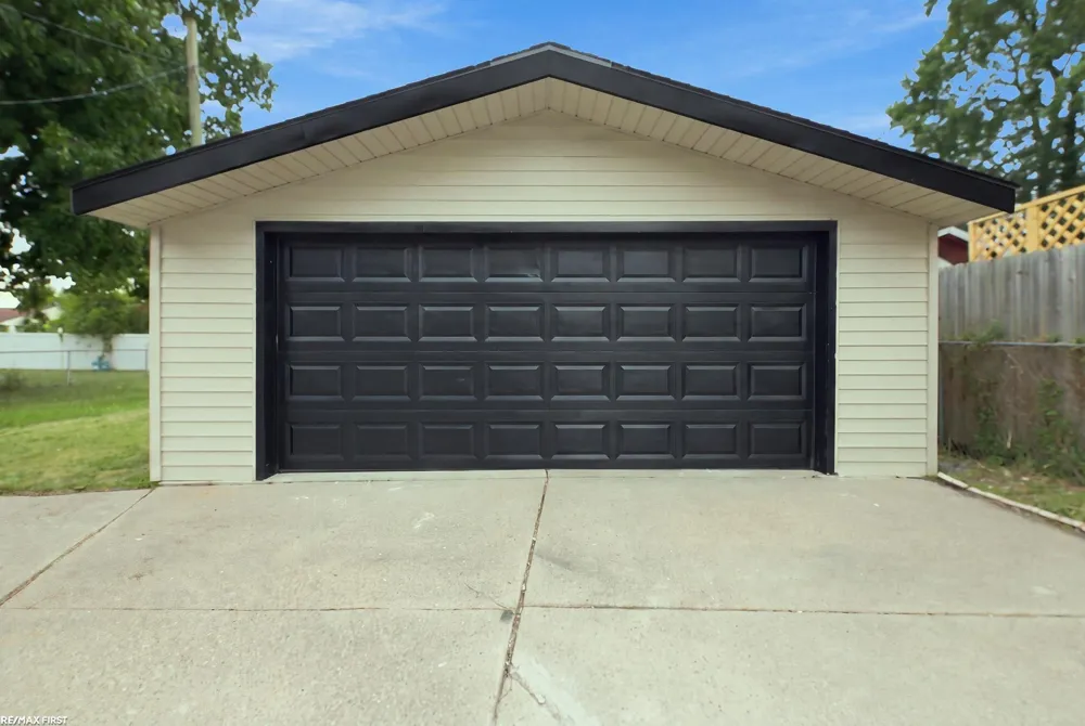 28751 Maple Street Roseville City, MI 48066