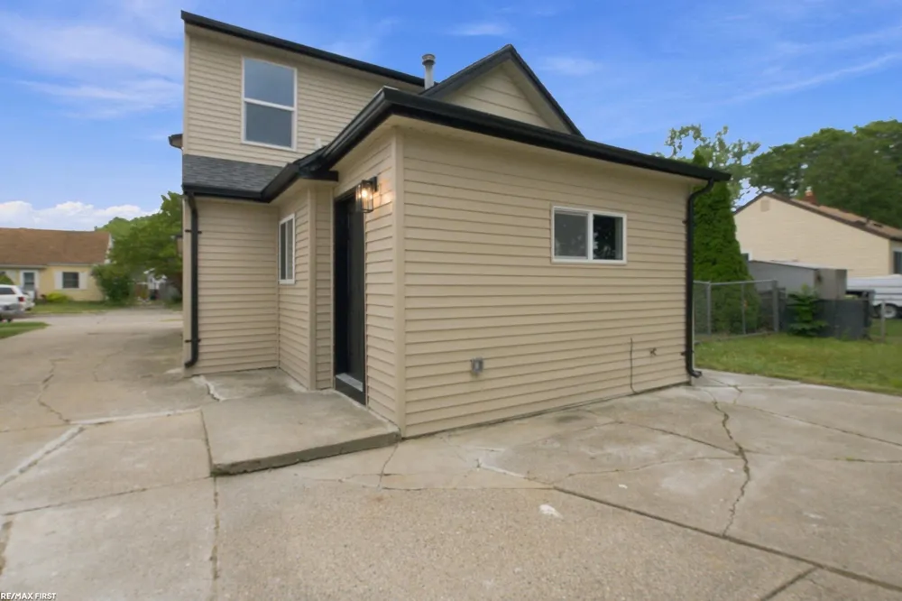 28751 Maple Street Roseville City, MI 48066