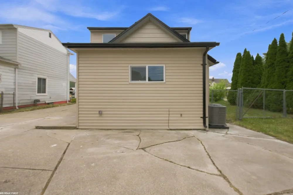 28751 Maple Street Roseville City, MI 48066