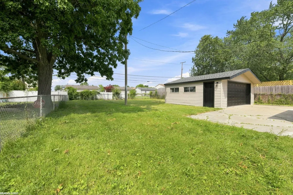 28751 Maple Street Roseville City, MI 48066