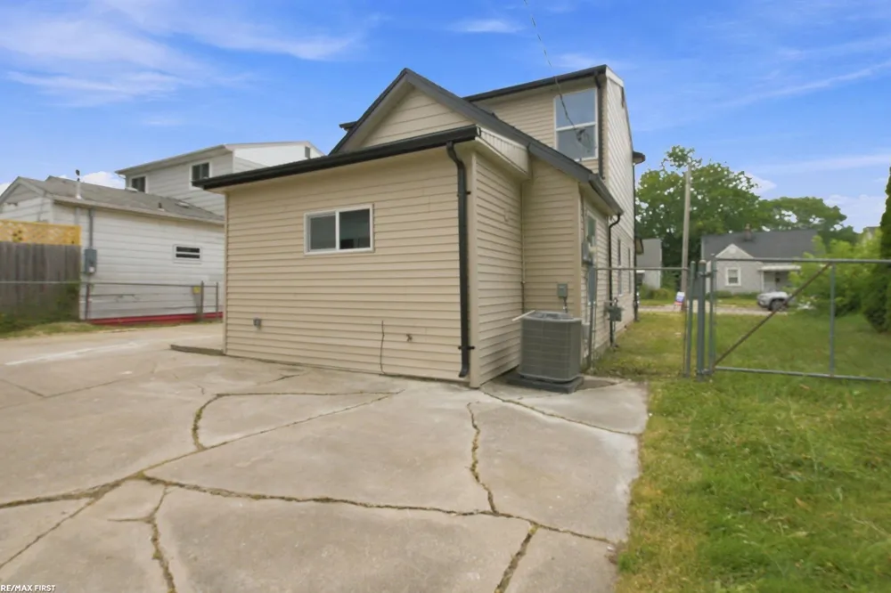28751 Maple Street Roseville City, MI 48066