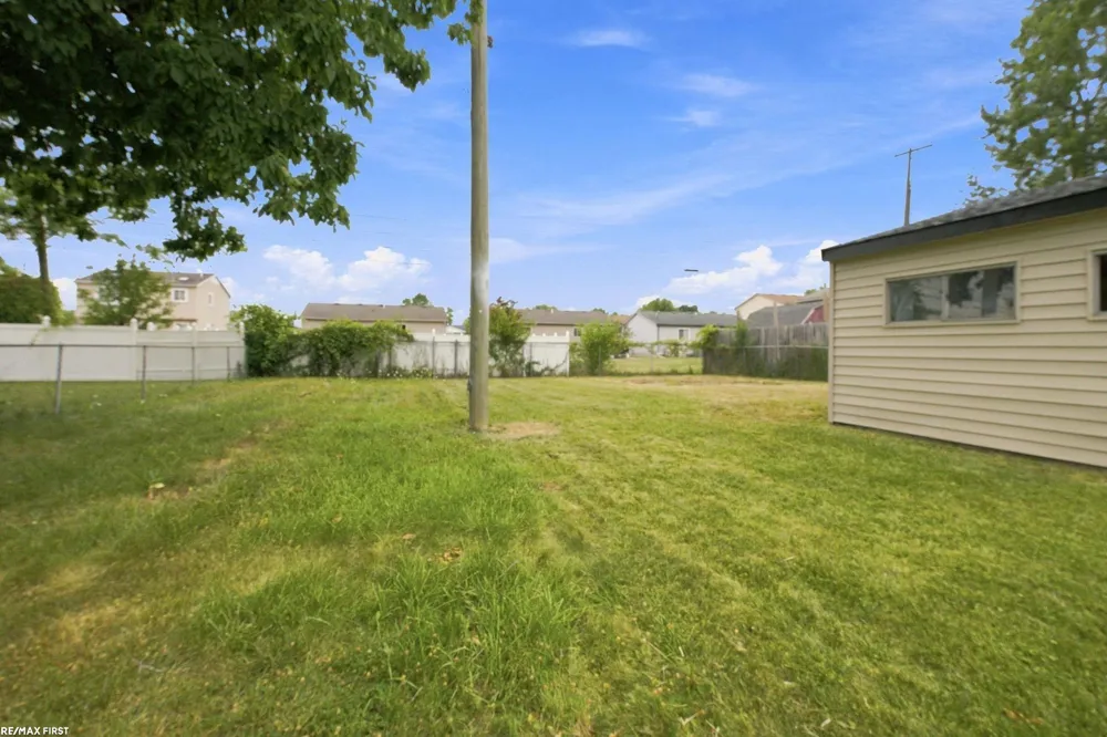 28751 Maple Street Roseville City, MI 48066