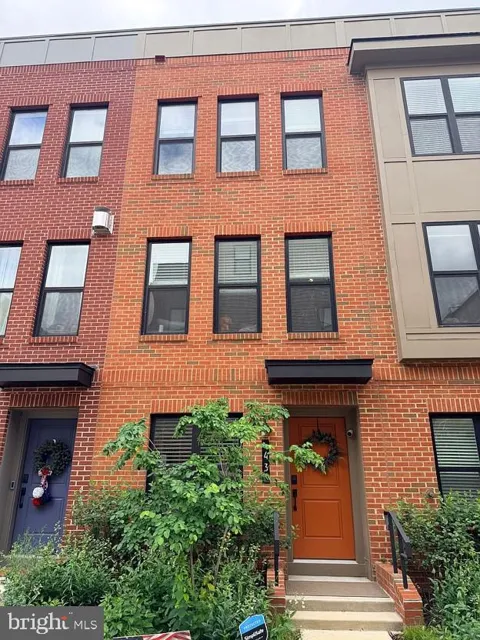 43 MURAL WALK NE