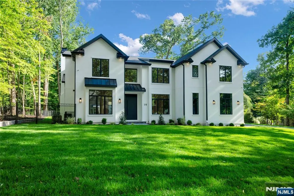 19 Dearborn Drive Old Tappan, NJ 07675