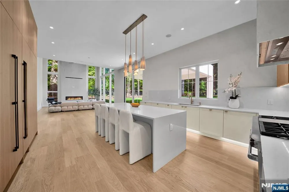 19 Dearborn Drive Old Tappan, NJ 07675