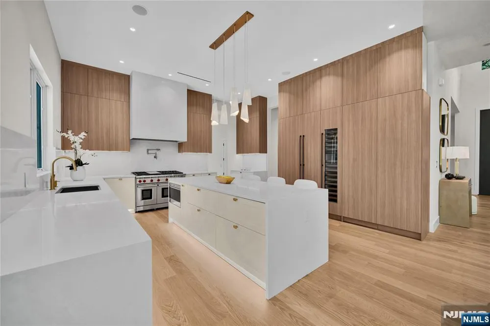 19 Dearborn Drive Old Tappan, NJ 07675