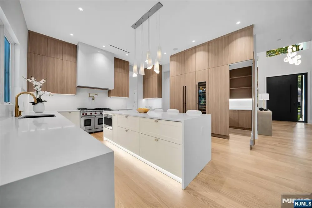 19 Dearborn Drive Old Tappan, NJ 07675
