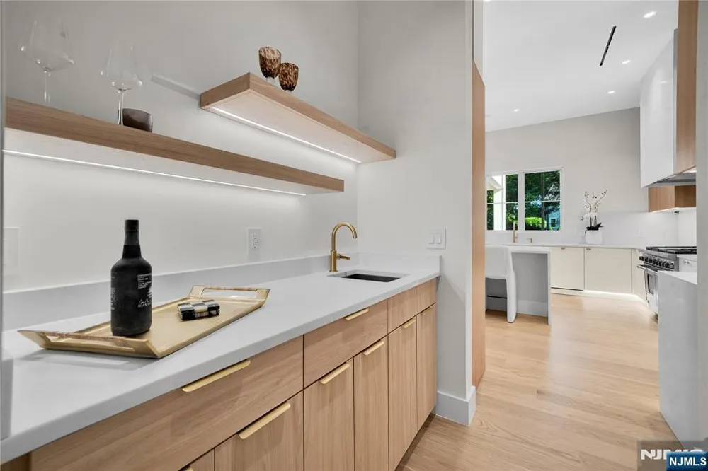 19 Dearborn Drive Old Tappan, NJ 07675