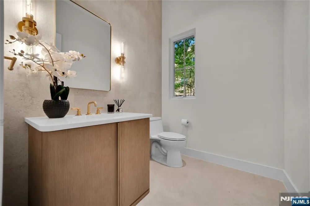 19 Dearborn Drive Old Tappan, NJ 07675