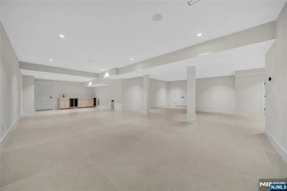 19 Dearborn Drive Old Tappan, NJ 07675