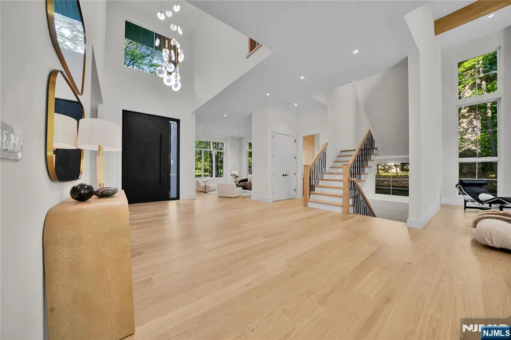 19 Dearborn Drive Old Tappan, NJ 07675