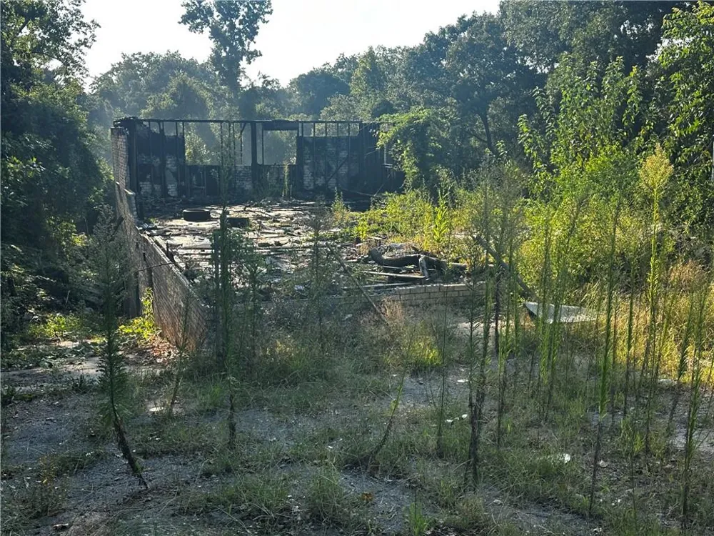 2811 Palm Drive East Point, GA 30344