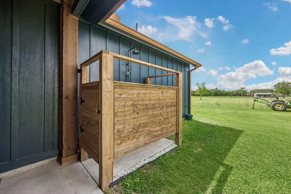 2610 County Road 163 Alvin, TX 77511