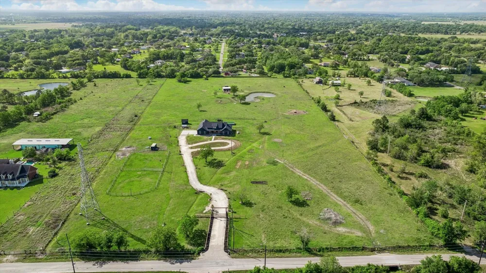 2610 County Road 163 Alvin, TX 77511