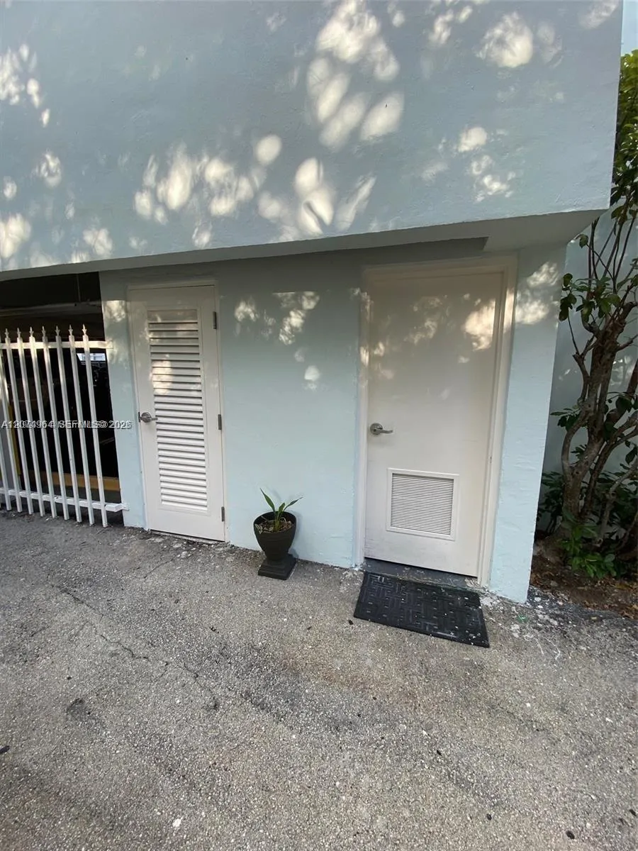 1990 Marseille Dr #206 Miami Beach, FL 33141