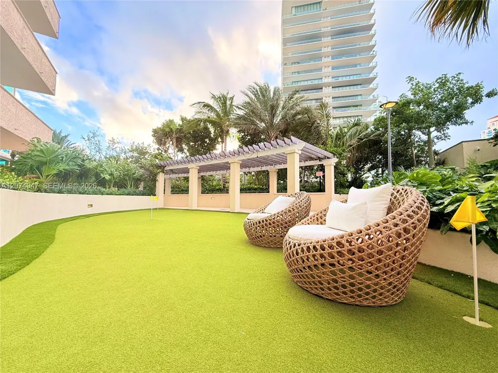 400 S Pointe Dr #505 Miami Beach, FL 33139