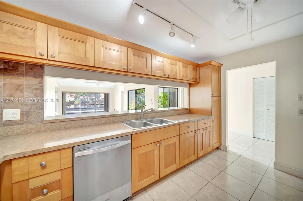 5223 E Gate Lake Rd #5223 Tamarac, FL 33319