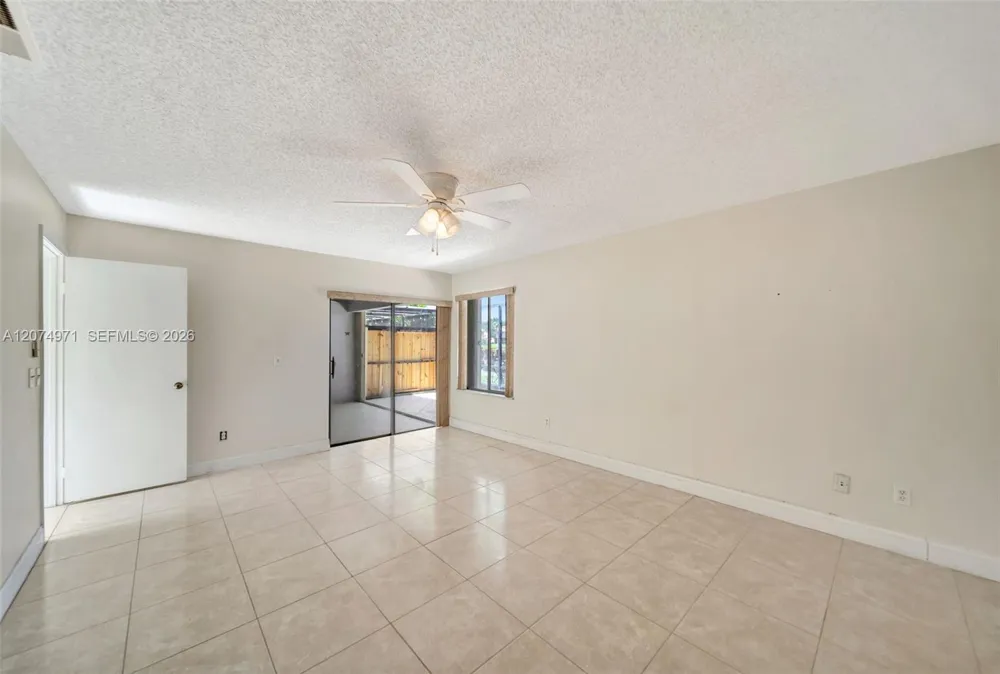 5223 E Gate Lake Rd #5223 Tamarac, FL 33319